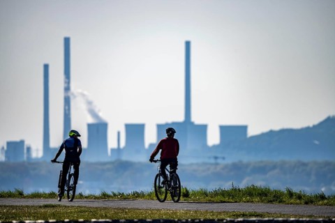 The Hoheward spoil tip, main part of the Hoheward Landscape Park, mountain bikers, view of the