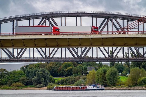 The Beeckerwerth Rhine bridge of the A42 motorway, truck traffic, behind it the Haus-Knipp railway