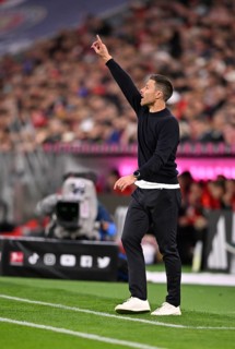 Coach Xabi Alonso Bayer 04 Leverkusen on the sidelines, gesture, gesture, TV camera, Allianz Arena,