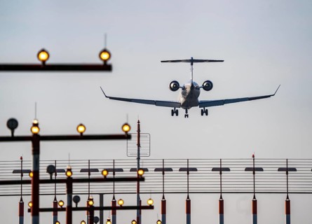 Aircraft approaching the main runway south, 05R/23L, runway lighting, approach aids, at Düsseldorf