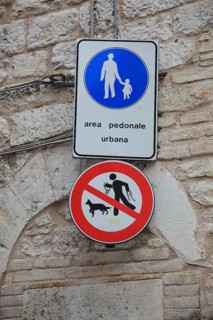 Pedestrian zone and no dogs sign, historic centre of Assisi, Umbria, Italy, Europe