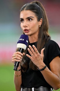 TV presenter Lea Wagner in an interview, microphone, logo, SWR, gesture, Voith-Arena, Heidenheim,