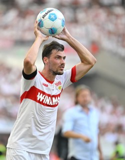Pascal Stenzel VfB Stuttgart (15) Throw-in, Action, MHPArena, MHP Arena Stuttgart,