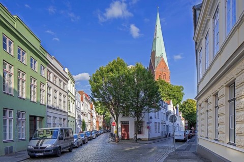 Houses in street Weberstrasse, Weberstraße and St. -Aegidien-Kirche, Aegidienkirche in the city