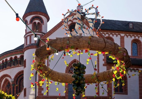 Sculpture modelled on a harvest crown, market square, Bacharach, UNESCO World Heritage Upper Middle