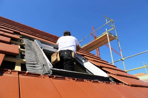 Employees of Zimmerei Mellein GmbH install the roof windows in the Mutterstadt development area,