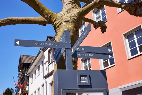 Signpost to the Orchheimer Tor, castle, Werther Tor, town hall and collegiate church in Bad