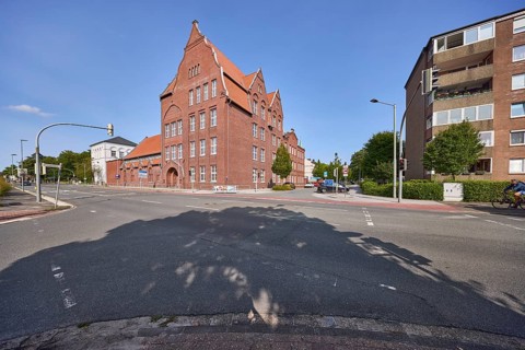 Rheinstraße primary school, brick building with gable, intersection of Virchowstraße and