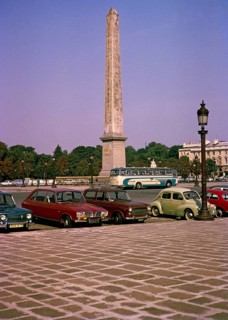 Ägyptischer Obelisk, Place de la Concorde, Paris, Frankreich 1967 mit geparkten Autos und einem