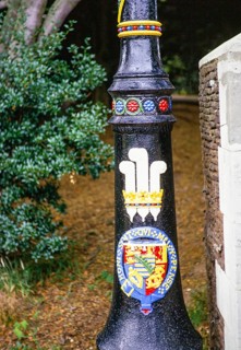 Bemalter Laternenpfahl Die drei weißen Federn des Prinzen von Wales Königliches Anwesen Haus und