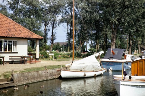 Vor dem Pub vertäute Boote, Hickling Broad, Norfolk Broads, Juli 1970