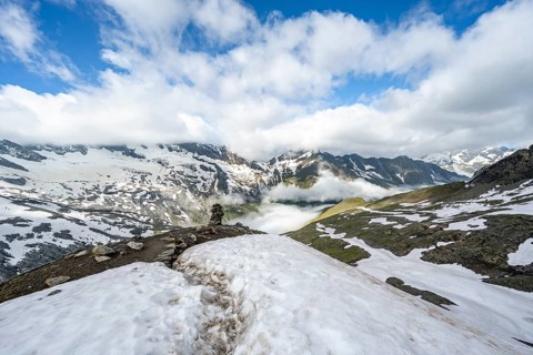 Hiking trail with cairns, mountain landscape with snow fields, summit Hoher Weißzint and