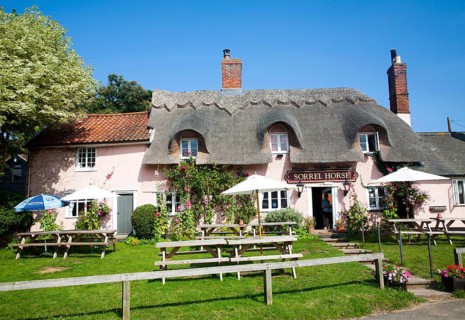 Thatched traditional country pub the Sorrel Horse, Shottisham, Suffolk, England, UK
