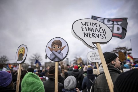 150, 000 people gather around the Bundestag in Berlin to build a human wall against the shift to