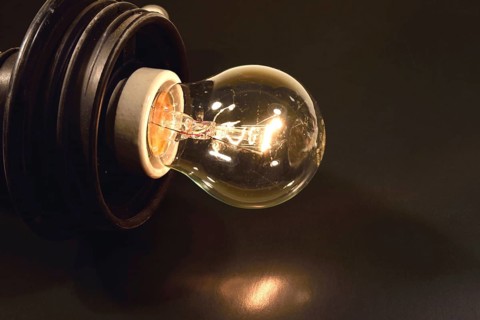 Light bulb, analogue light source, warm light, clear light bulb, filament, switched on