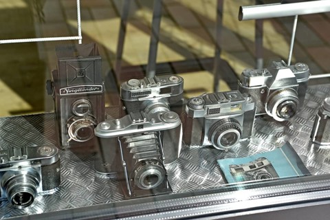 Europe, Germany, historical cameras in the window of a photo shop, Europe