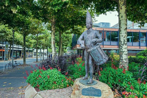 Statue, guard drummer of the Mainz Prinzengarde on Schillerplatz in Mainz, Rhineland-Palatinate,