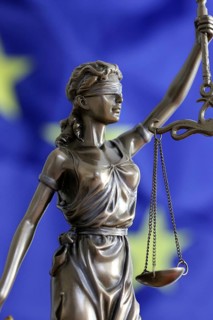 Symbolic image: Justitia in front of a European flag
