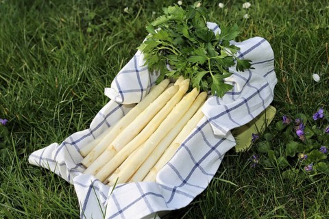 White asparagus decorated in a wooden crate