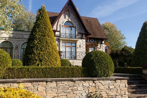 Cottage garden with stone stairs and retaining wall, Modern landscape design
