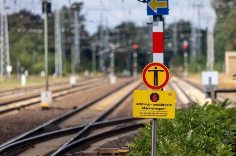 Deutsche Bahn AG warning sign for cable thieves: Attention, invisible markings against theft.