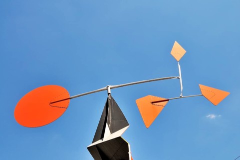 The modern sculpture -Crinkly avec disque rouge- by the US-American sculptor Alexander Calder,