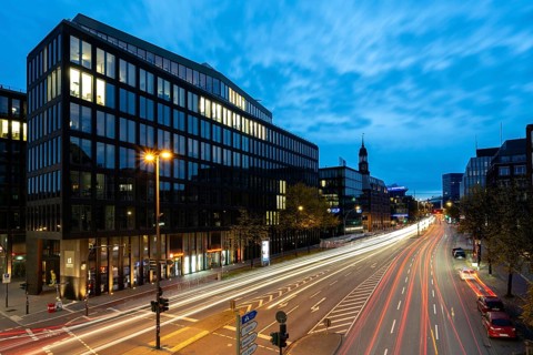 View from Rödingsmarkt to Ludwig-Erhard-Straße and the main church St. Michaels (Michel) at blue