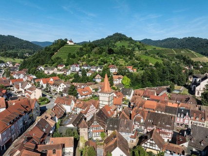 The old town centre of Gengenbach with the Haigeracher Tor, town gate, and the Jakobuskapelle,