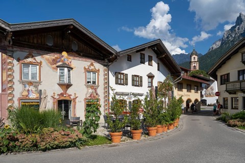 Typical Bavarian houses, Church of St Peter and Paul, Im Gries, Mittenwald, Werdenfelser Land,