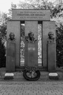 Monument to the Republic, decorated with a wreath of honour and flowers, Grete-Rehor-Park in the