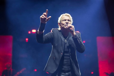 Matthias Reim live on ..und plötzlich bist du Kult! Tour in the Berlin Uber Arena on 29 December