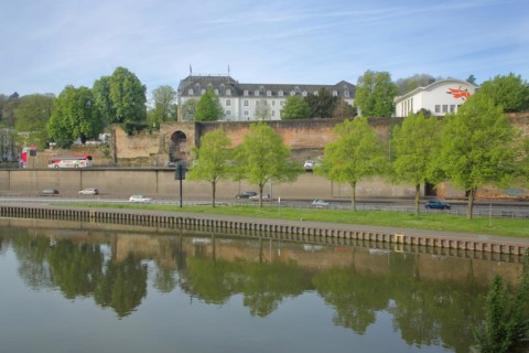 Castle with historic city fortifications, city wall, motorway, traffic, cars, Saar embankment,