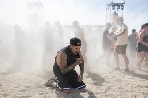 Matthias Engst, singer of the band Engst on the beach in front of the Becks Beach Stage at the
