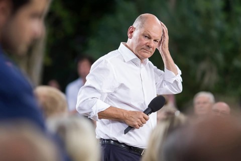 Olaf Scholz (Chancellor of the Federal Republic of Germany, SPD) surrounded by guests at the