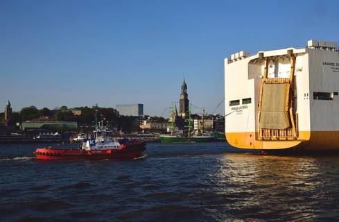 Europe, Germany, Hamburg, Elbe, View across the Elbe to the Michel, Windjammer, Container ship