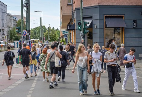 Pedestrians, passers-by at Eberswalder Straße underground station, Schönhauser Allee, Prenzlauer