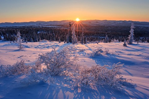 Winter mountain landscape, sunrise, sunbeams, winter, snow, cold, Dempster Highway, Yukon, Canada,