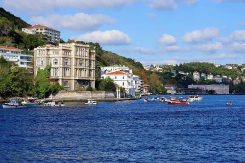 Mansion along the Bosphorus, Rumeli Hisari, Istanbul, Turkey, Asia
