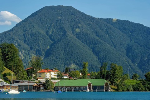 Tegernsee with sailing boats and boathouses, town of Tegernsee, Wallberg mountain, Mangfall