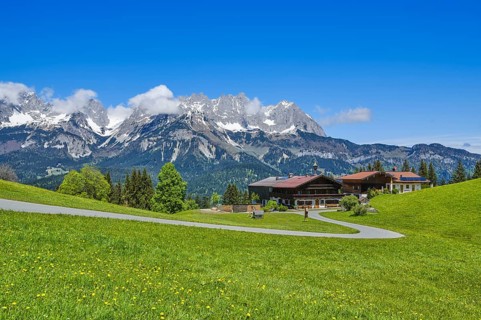 Wilder Kaiser with farmhouse, snow-covered peaks, Going am Wilden Kaiser, Tyrol, Austria, Europe
