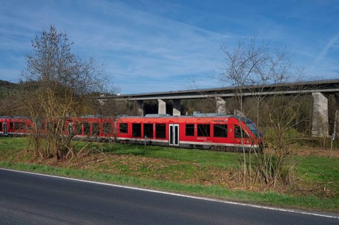 Regional train in the Schnaittach valley, on the right the motorway bridge of the A9 spans the