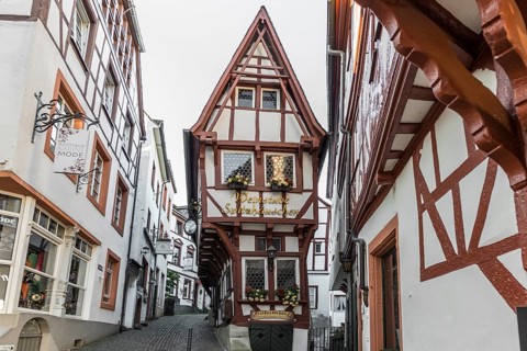 Market square with medieval half-timbered houses, Bernkastel-Kues, Moselle, Rhineland-Palatinate,