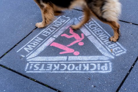 Warning against pickpockets, sprayed on the pavement, action by the North Rhine-Westphalia police,