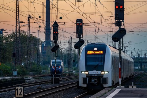 Regional-Express, RE1 to Dortmund, RRX, Rhein-Ruhr-Express, arriving at Essen main station, dusk,