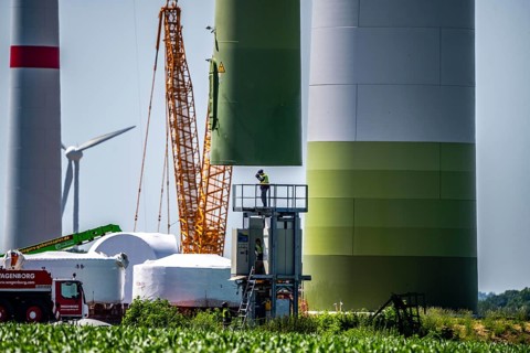 Repowering of a wind farm near Issum, here the dismantling of the tower, 9 older wind turbines from