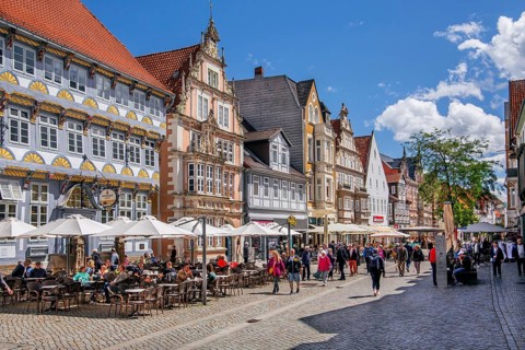 Pedestrian zone Osterstrasse with street café in the old town, Hamelin, Upper Weser, Weser,