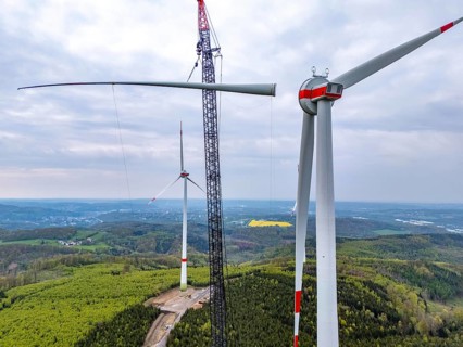 Erection of a wind turbine, wind energy plant, assembly of the third blade, with a crawler lattice