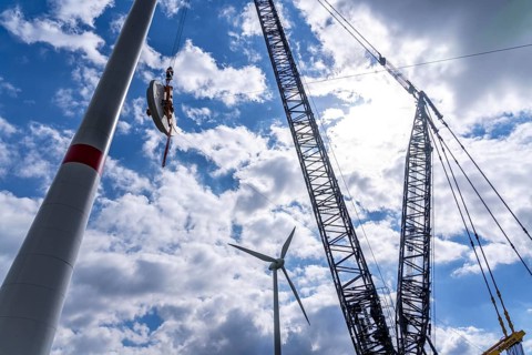 Erection of a wind turbine, wind energy plant, assembly of the ring generator, with a crawler