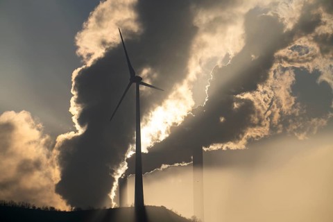 Windpark Halde Oberscholven, smoke clouds from the cooling tower and chimney of the Uniper