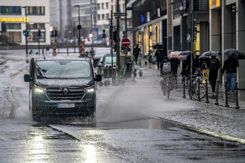 Winter, rainy weather, freezing rain, large puddle, puddle of water, in the city centre, Große